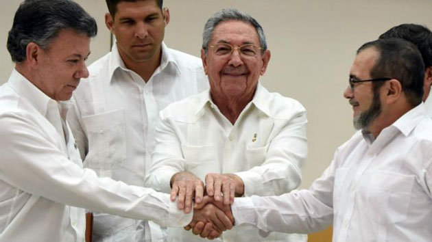 de izq. a drcha.: el presidente de Colombia, Juan Manuel Santos, Ra Castro y el mximo comandante de las FARC, Rodrigo Londoo, alias "Timochenko".